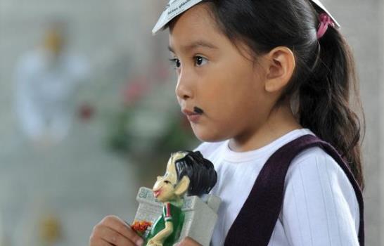 Admiradores cantan las mañanitas en la tumba de Cantinflas Admiradores cantan las mañanitas en la tumba de Cantinflas
