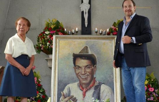 Admiradores cantan las mañanitas en la tumba de Cantinflas Admiradores cantan las mañanitas en la tumba de Cantinflas