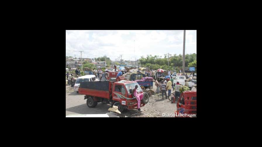 Vendedores se adueñan de la avenida de Los Reyes Católicos