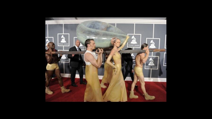 Lady Gaga llega en un huevo a los Grammy