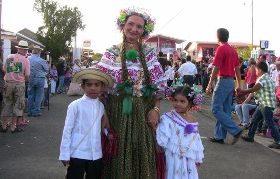 Derroche de elegancia en la pollera panameña