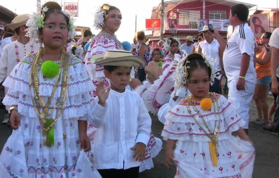 Derroche de elegancia en la pollera panameña