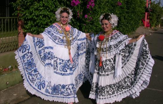 Derroche de elegancia en la pollera panameña