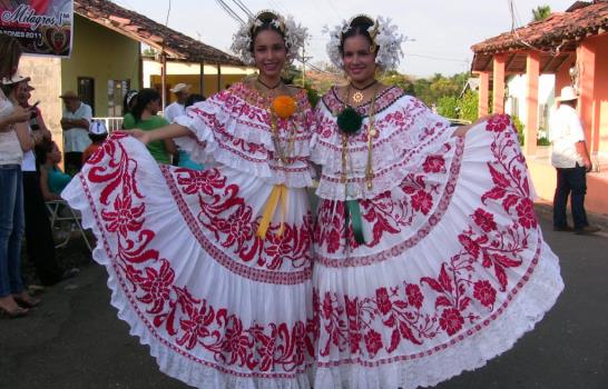Derroche de elegancia en la pollera panameña
