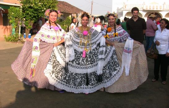 Derroche de elegancia en la pollera panameña