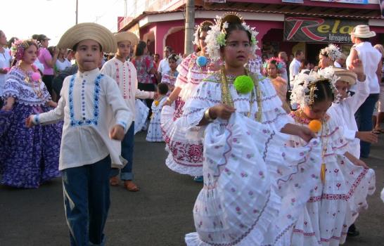 Derroche de elegancia en la pollera panameña