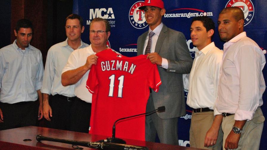 Guzmán recibe chaqueta de los Rancheros de Texas