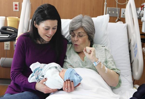 Una mujer de 61 años da a luz su propio nieto en Chicago