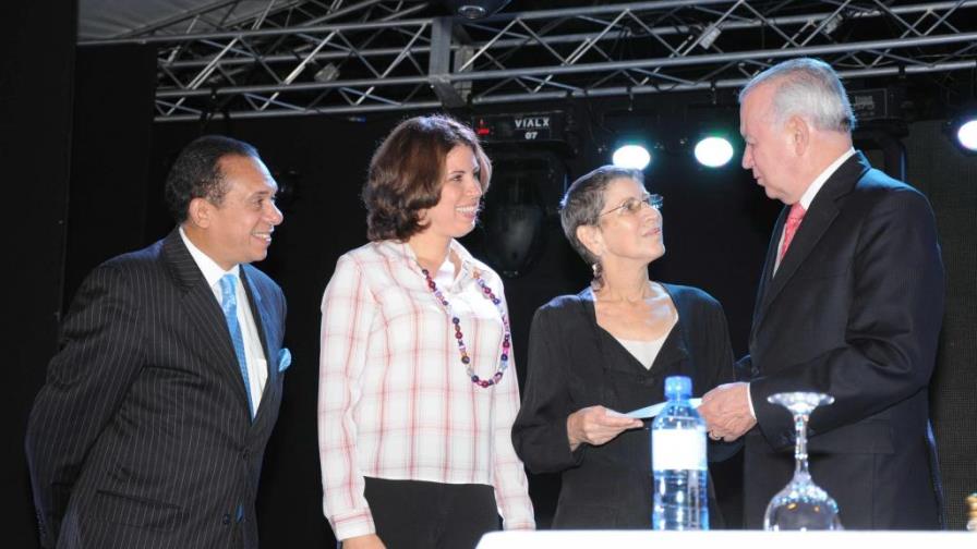 Cultura entrega 2 millones a Fundación Silvano Lora