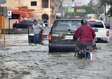 Aguaceros inundan sectores de Santiago