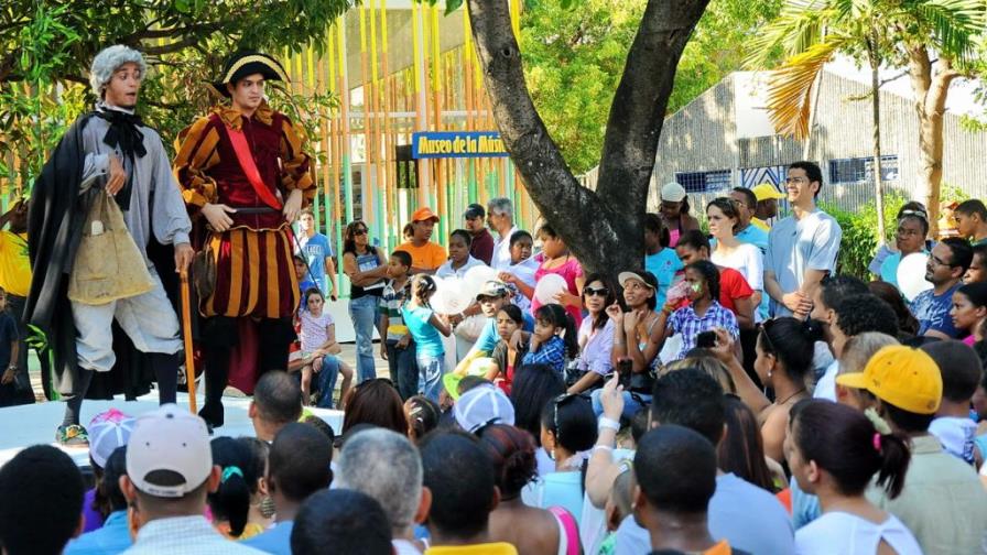 Feria del libro deleita al público con teatro de calle