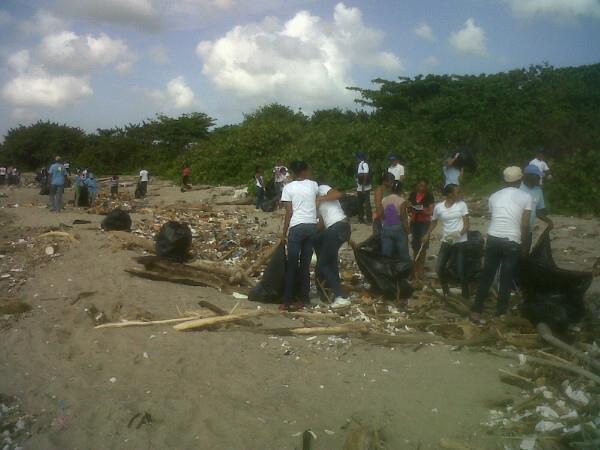 Voluntarios recolectan 220 libras de basura en Playa Nigua