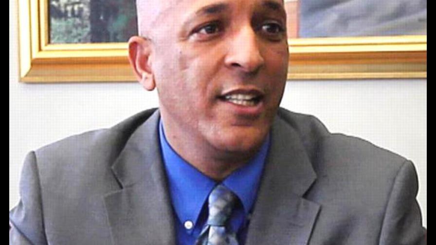 Miles piden destitución alcalde dominicano de Lawrence