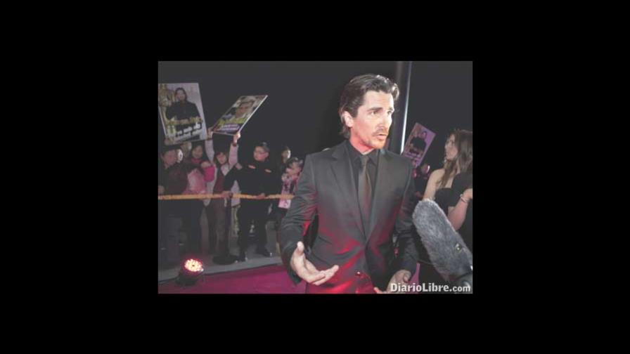 Policía china agrede a Christian Bale