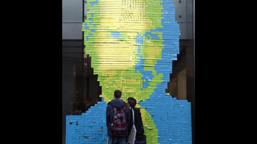 Retrato de Steve Jobs hecho con miles de notas Post-it