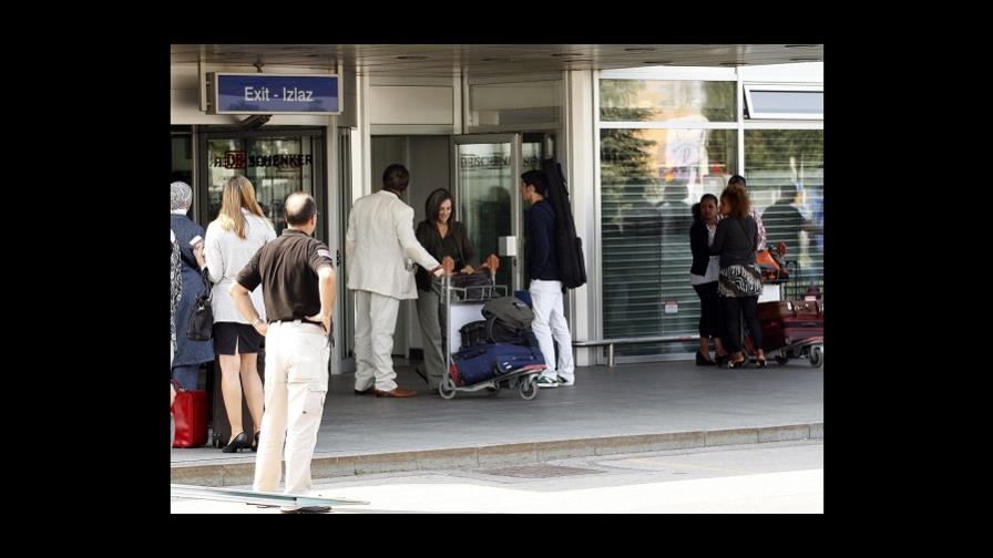 Penélope Cruz regaña un fotógrafo por hacerle una foto con su hijo Leo
