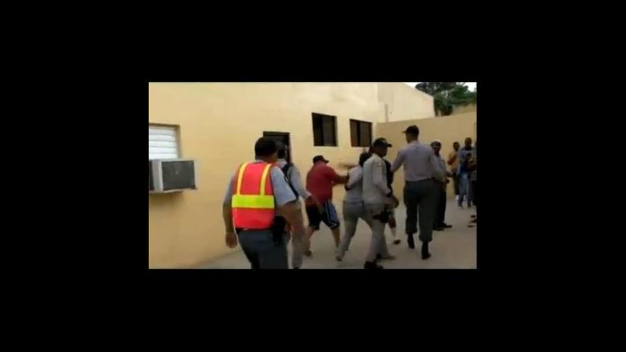 Suspenden oficiales que golpearon a detenidos en Mao Suspenden oficiales que golpearon a detenidos en Mao