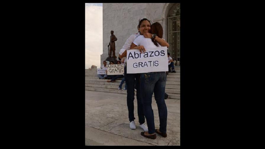 Reparten abrazos contra la violencia y criminalidad