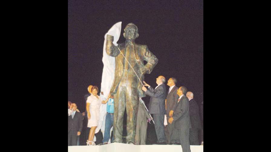 PLD inaugura una estatua en honor a Bosch en La Romana