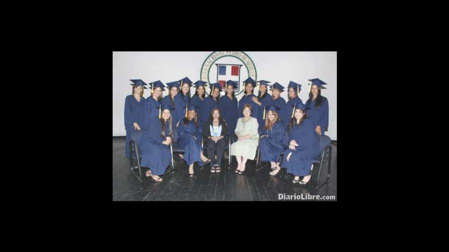 Unphu gradúa 77 nuevas cosmiatras Unphu gradúa 77 nuevas cosmiatras