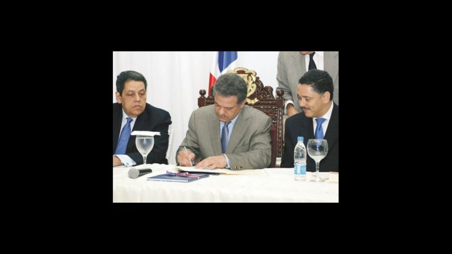 Fernandez signed the regulation for the application of the Migration Law: He visited the Migration offices