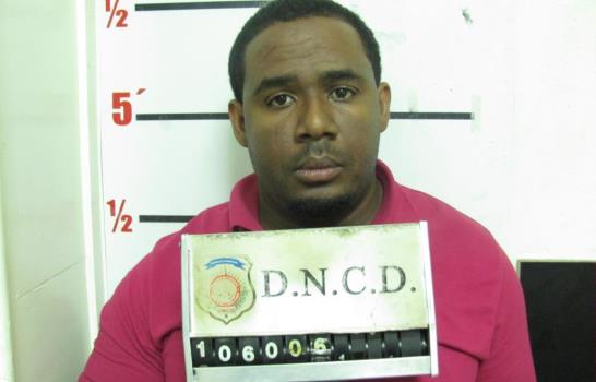 Detienen hombre con 15 paquetes de cocaína en parqueo de un hotel