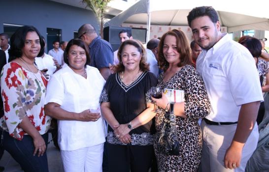 Inaugura sus instalaciones Plaza David Antonio