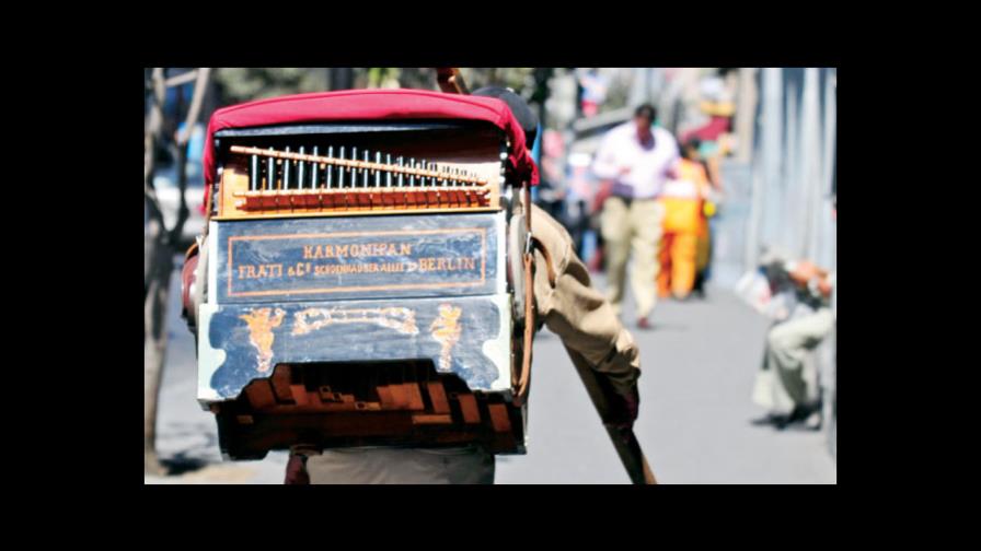 La odisea diaria de un organillero La odisea diaria de un organillero