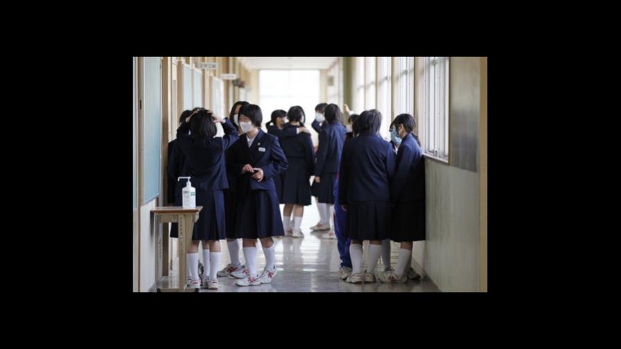 Estudiantes japoneses retornan a clases en zona de desastre