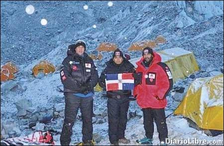 Encuentros Cercanos en la Cúspide de la Tierra: Anécdotas del Everest Encuentros Cercanos en la Cúspide de la Tierra: Anécdotas del Everest
