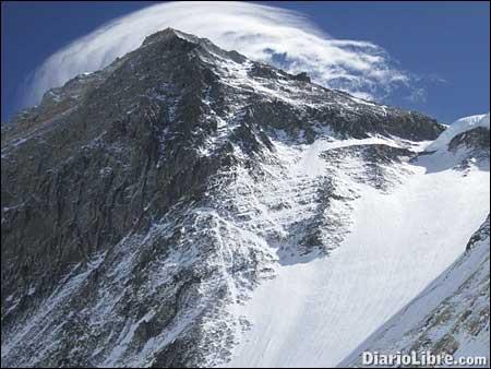 Encuentros Cercanos en la Cúspide de la Tierra: Anécdotas del Everest Encuentros Cercanos en la Cúspide de la Tierra: Anécdotas del Everest