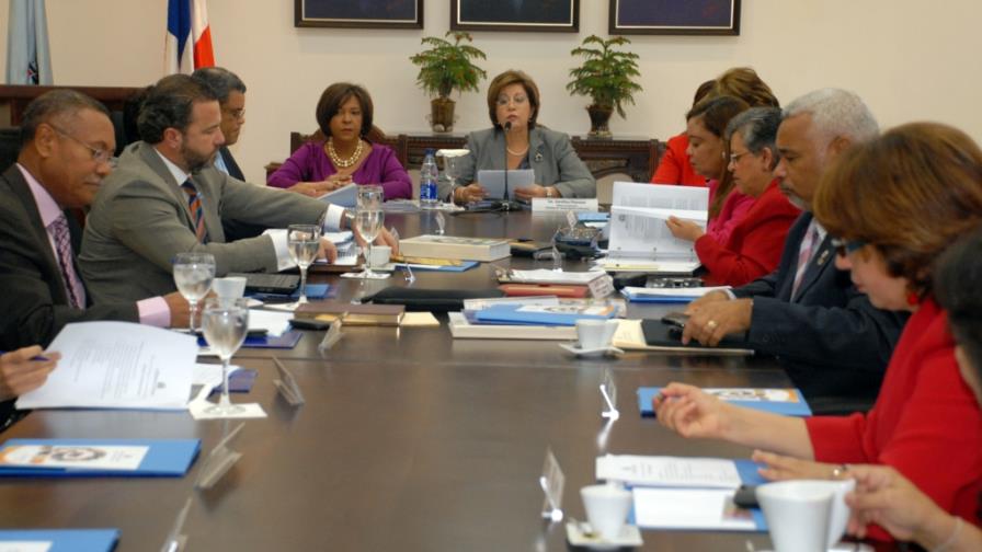 Educación inicia revisión curricular e informa resultados de gestión