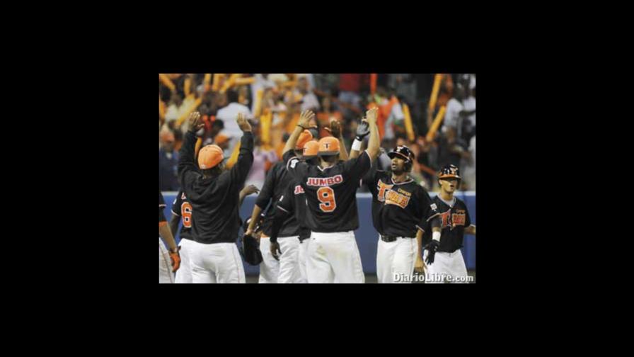 Los Toros siguen barriendo la serie final ante las Estrellas