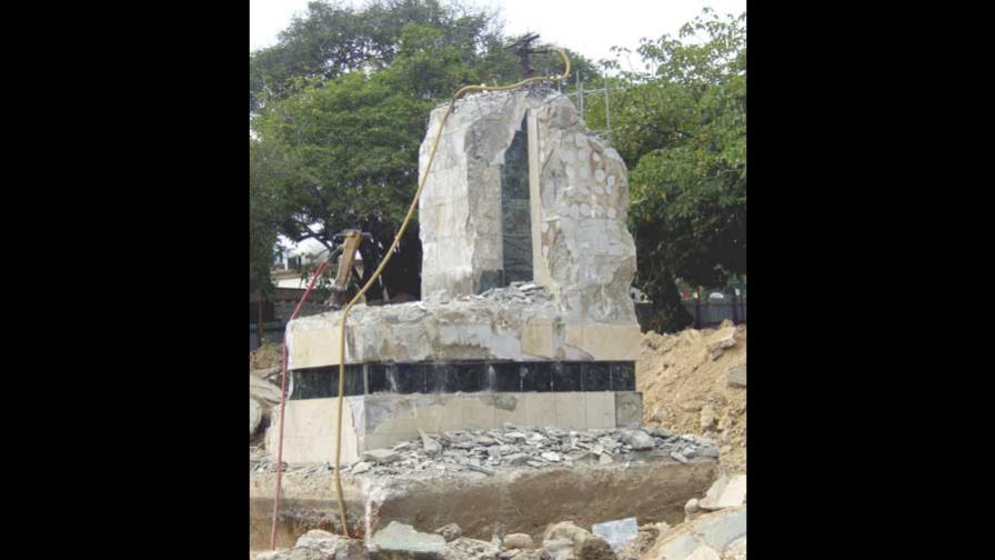 Exigen reconstruir Monumento Héroes