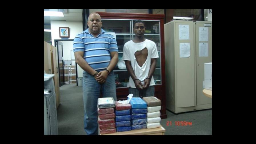 DNCD apresa coronel retirado y civil con 21 paquetes de cocaína