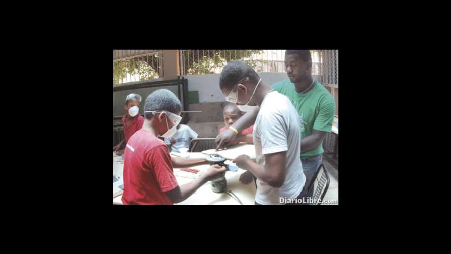 Canillitas con Don Bosco muestran artesanías