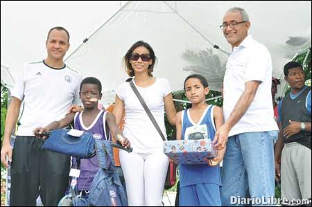 Niños reciben útiles maratón Opal Jeans