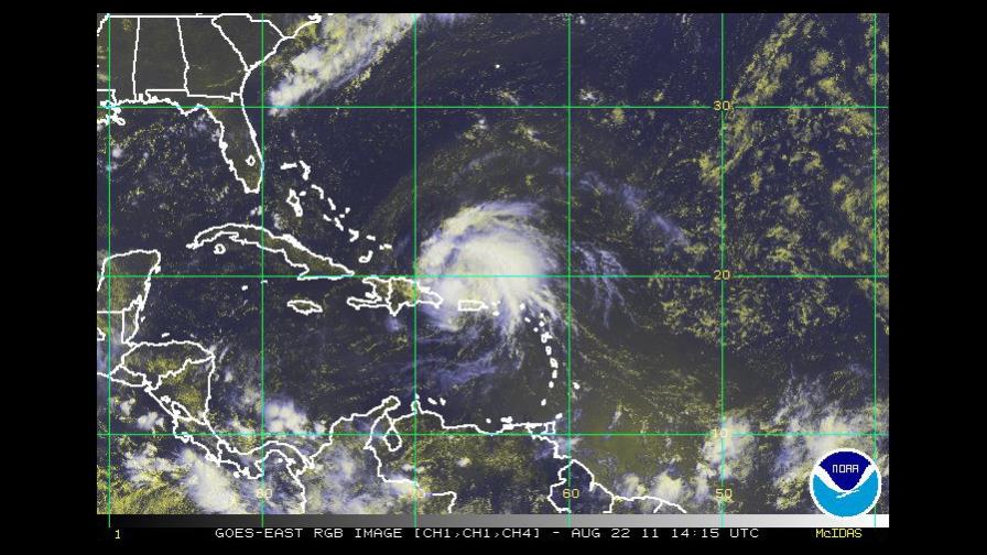 Irene provoca inundaciones y cortes de energía a su paso por PR