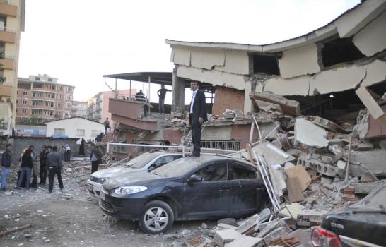 Terremoto en Turquía deja 85 muertos y arrasa edificios