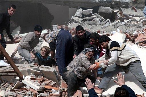 Terremoto en Turquía deja 85 muertos y arrasa edificios