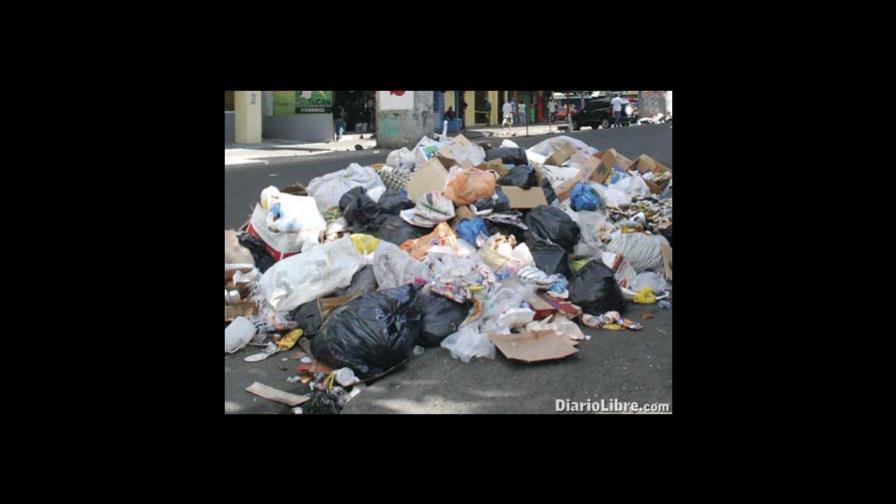 La Capital no tiene zafacones y la basura abunda en calles