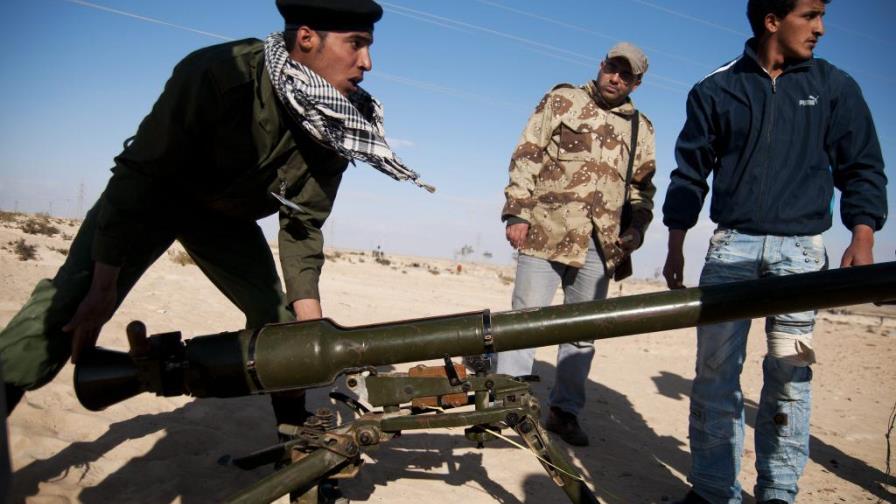 Brotan batallas en todo Trípoli; Gadafi arenga escondido