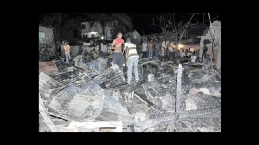 Incendio reduce a cenizas vivienda donde residían unos 60 haitianos ...
