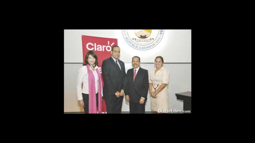 Claro entrega laptops a estudiantes