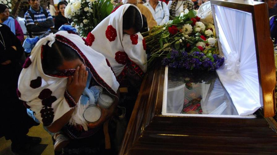 Miles de indígenas despiden al obispo Samuel Ruiz en Chiapas