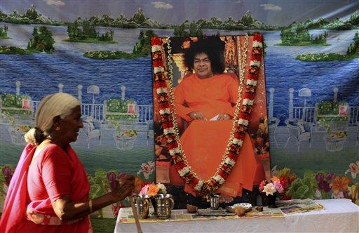 Miles dicen adiós a líder religioso Sai Baba fallecido en India