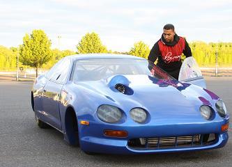 Don Omar une su pasión por la música y las carreras