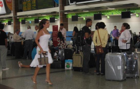 Pasajeros varados en el AILA por deuda de aerolínea venezolana con ...