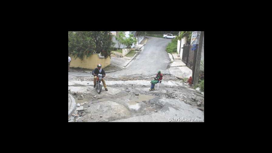 Calle destruida en Altos de Arroyo H. Calle destruida en Altos de Arroyo H.