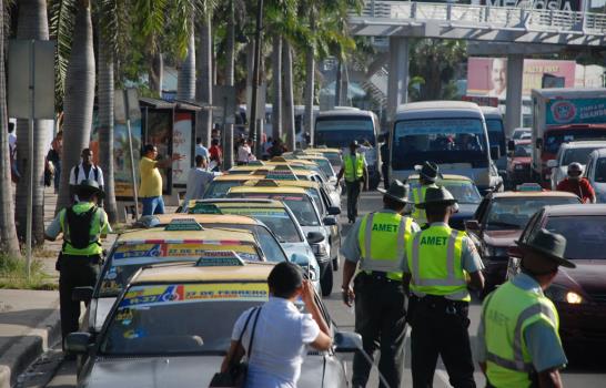 Choferes bloquean tránsito por prohibición de Amet